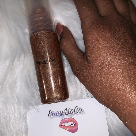 Body Shimmering Oil - Picture 2 of 3